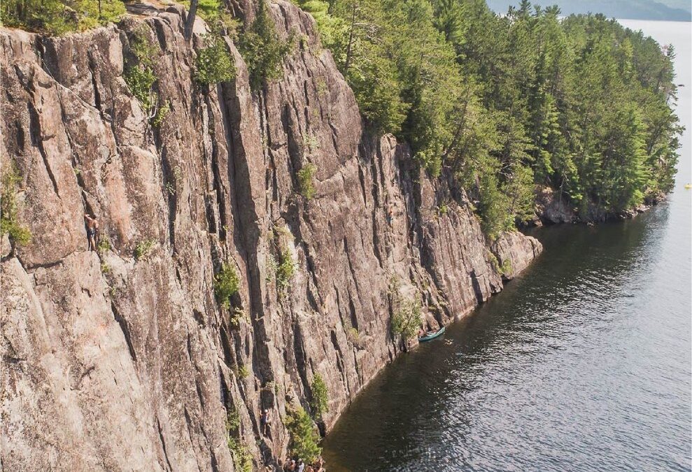 Québec: Escalade Parc Régional du Poisson Blanc Guidebook